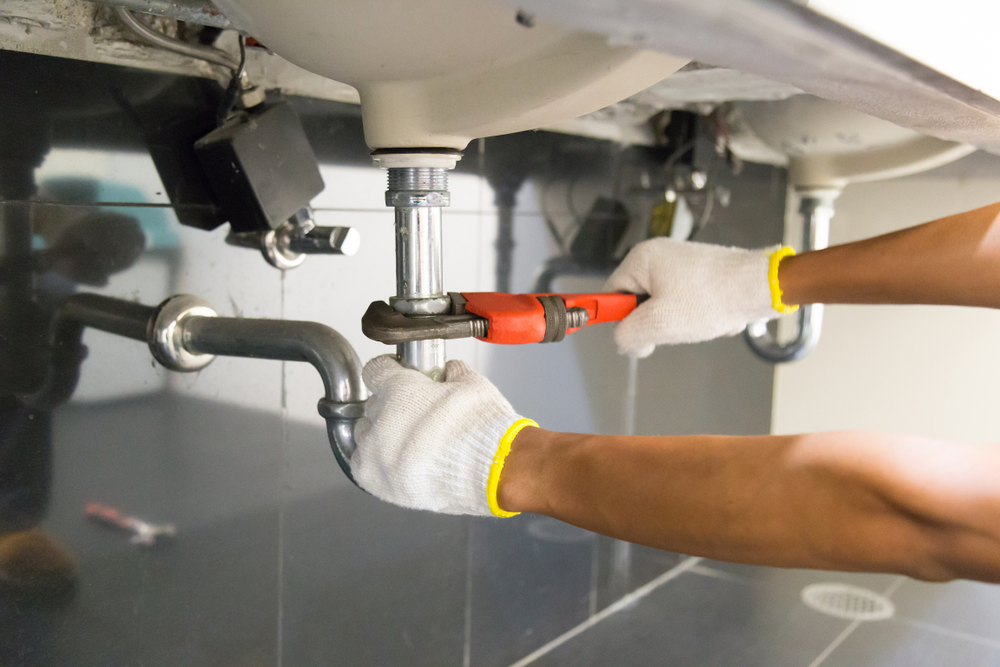 Plumber,Fixing,White,Sink,Pipe,With,Adjustable,Wrench. Panneaux photovoltaïques