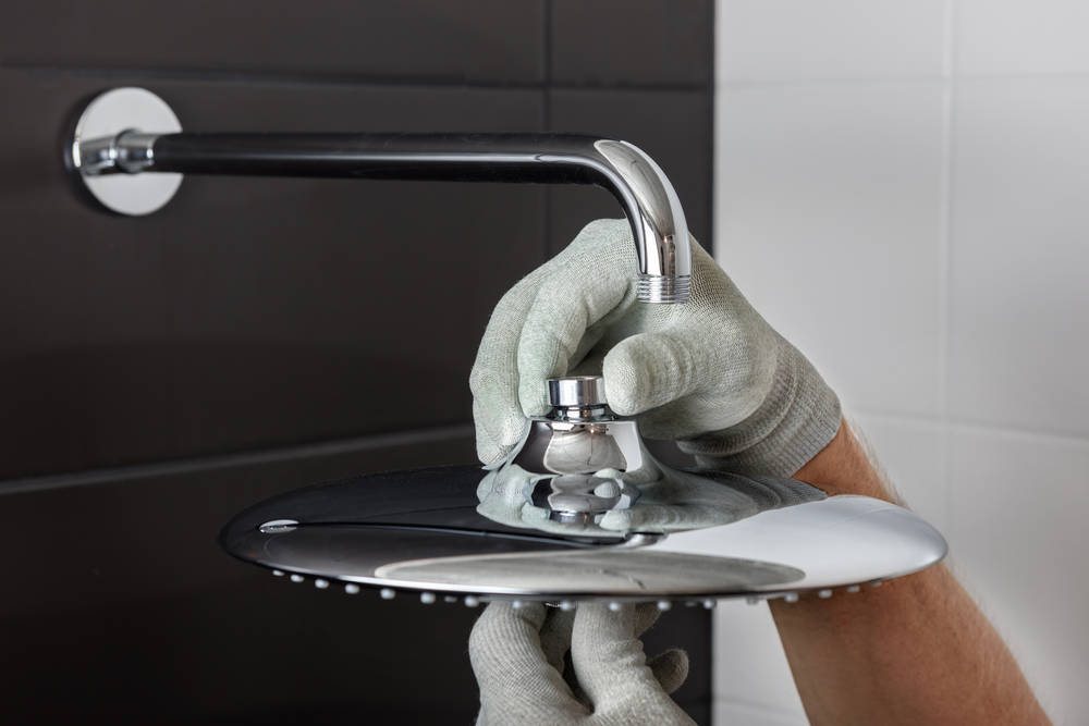 The,Worker's,Hands,Install,The,Head,Of,The,Built-in,Shower Panneaux photovoltaïques