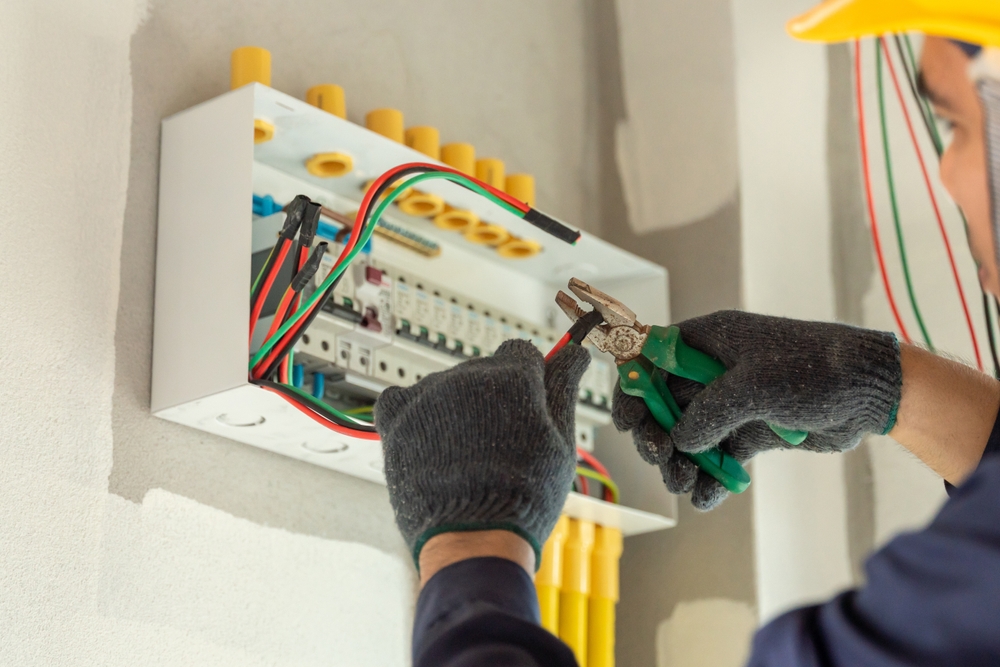 An,Electrician,Inspects,The,Electrical,Wiring,In,An,New,Home, Panneaux photovoltaïques